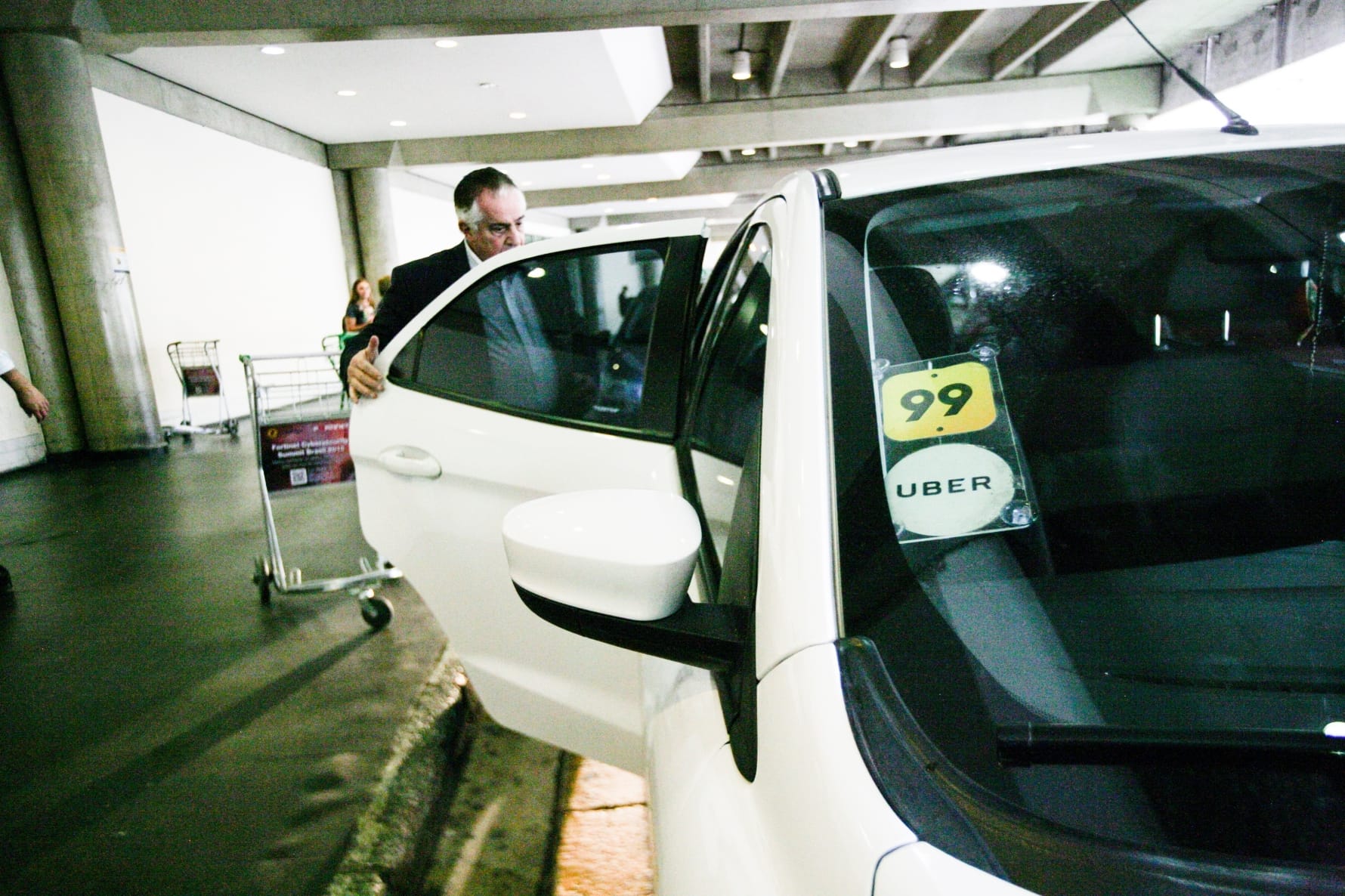 Carro por aplicativo atende passageiro no Aeroporto de Congonhas, na zona sul da cidade de SP