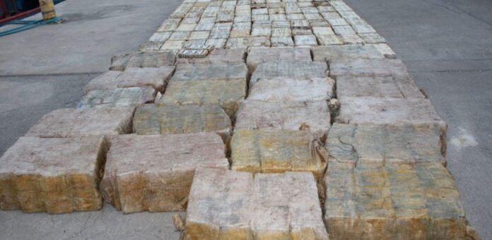 Foto divulgada Polícia Judiciária de Cabo Verde mostra dezenas de blocos da droga envoltos em plásticos e sacolas