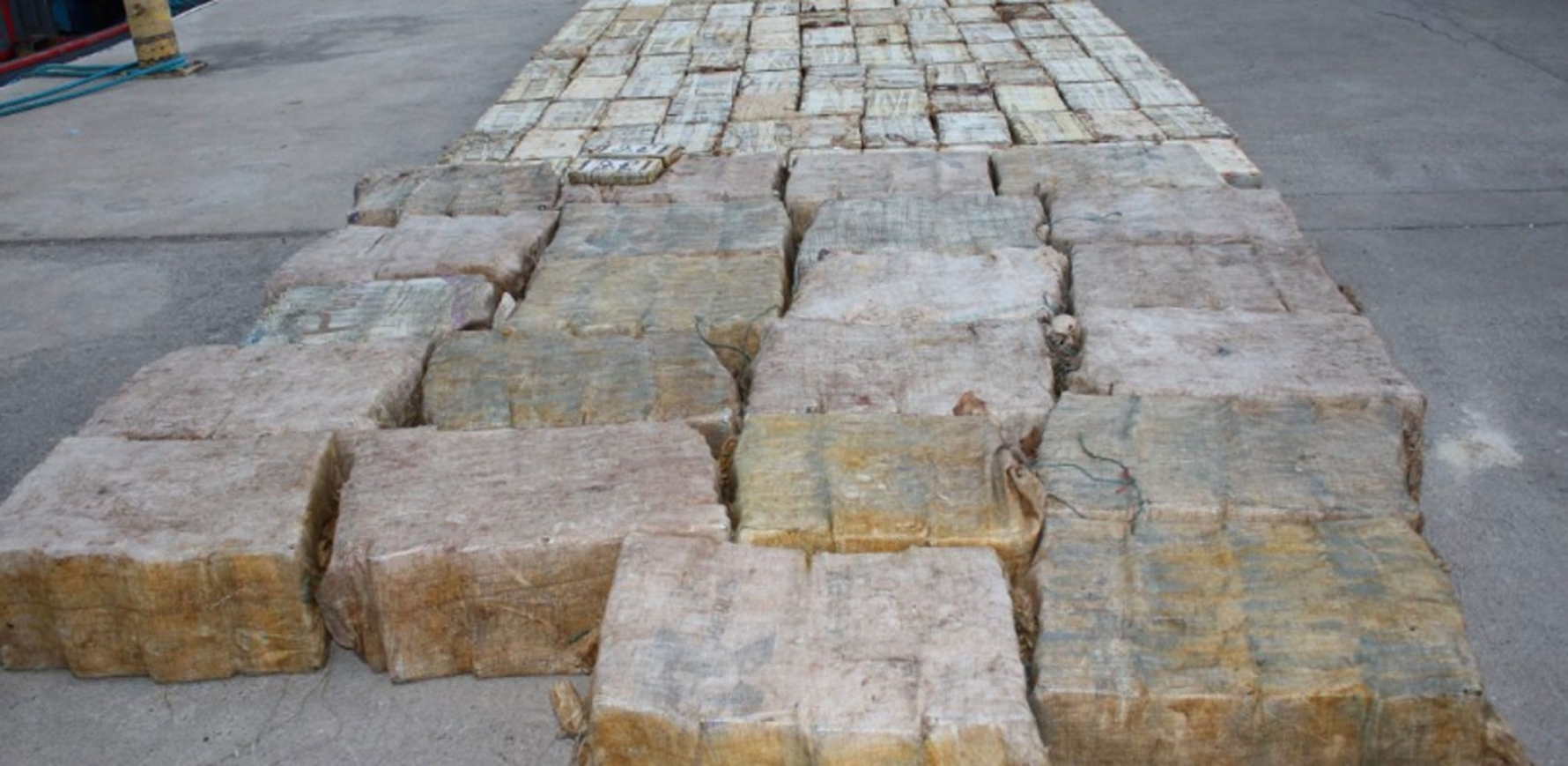 Foto divulgada Polícia Judiciária de Cabo Verde mostra dezenas de blocos da droga envoltos em plásticos e sacolas