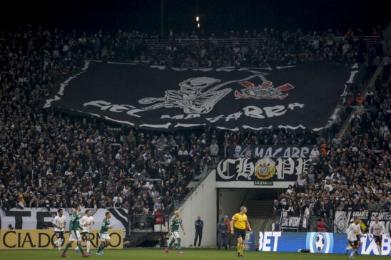 Torcida do Corinthians no jogo contra o Palmeiras; torcedor foi retirado pela PM da arquibancada por xingar Bolsonaro