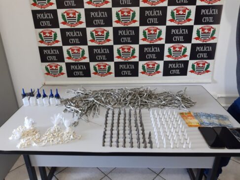 A polícia apreendeu 213 trouxas de maconha, 133 pinos contendo cocaína, 297 pedras de crack e seis vidros de lança perfume