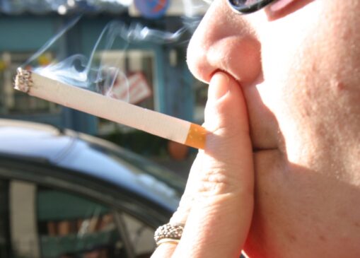A lei proíbe cigarros e demais fumígenos em locais total ou parcialmente fechados no Estado