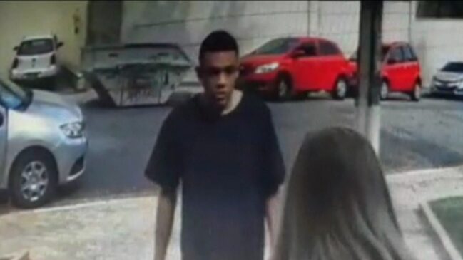 Câmera registrou o momento em que um homem arrancou o colar de uma mulher em Santana, na zona norte da Capital