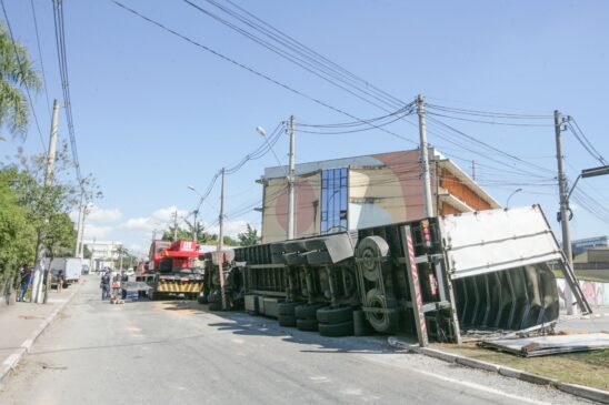 No começo da tarde de ontem, a carreta ainda estava no local; caso foi registrado na delegacia central