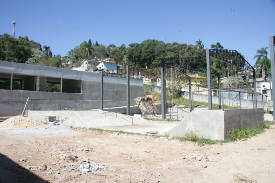 Atualmente os serviços estão concentrados na construção da pista de skate e da quadra de esportes