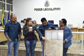 Prefeita Maria das Graças Ferreira, a Gracinha, durante a entrega de documentos de 1805 e 1806 à Câmara de Ilhabela