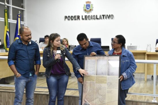 Prefeita Maria das Graças Ferreira, a Gracinha, durante a entrega de documentos de 1805 e 1806 à Câmara de Ilhabela