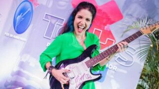 Roberta Medina, vice-presidente do Rock in Rio, com a guitarra autografada do Maroon 5, que está à venda no leilão