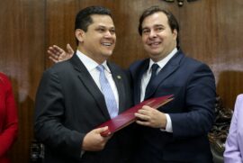 Rodrigo Maia (DEM-RJ) fez a entrega simbólica da PEC da Previdência ao presidente do senado, Davi Alcolumbre (DEM-RJ)