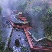Termas Geométricas - Chile As passarelas foram cuidadosamente projetadas entre as corredeiras de duas cachoeiras - daí vem o nome "geométrico". O vapor d'água das 20 piscinas aquecidas naturalmente é intenso, e quase pode cobrir o campo de visão. As águas