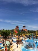 As Thermas dos Laranjais têm atrações para todas as idades, com toboáguas, piscinas para surfe, parque aquático para a criançada (foto) e até piscinas nas quais os turistas nunca afundam
