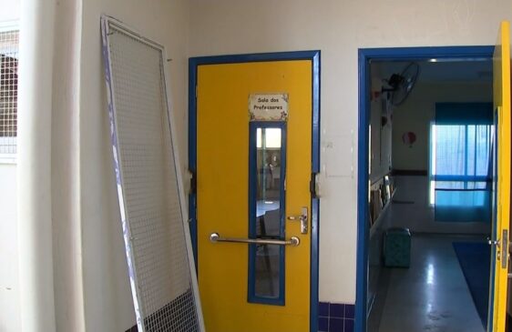 Criminosos estragaram grades, portas e janelas e ainda comeram a comida que estava na geladeira dos professores