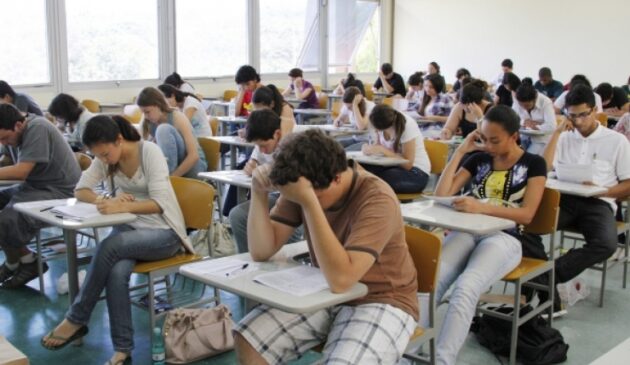 Nesta primeira fase será aplicada a prova de conhecimentos gerais. Serão 90 questões de múltipla escolha de biologia, física, geografia, história, inglês, matemática, português e química (algumas interdisciplinares)