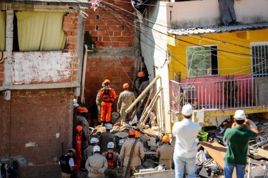 Uma casa desabou na manhã desta segunda-feira em Curicica, na zona oeste do Rio de Janeiro