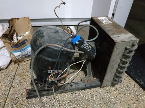 Polícia encontrou uma extensão elétrica, uma chave de catraca, um alicate de pressão, um motor de freezer, casaco e um guarda-chuva
