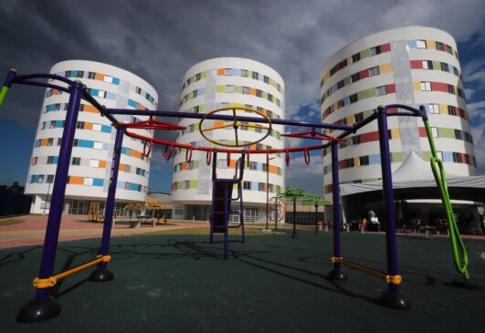 O projeto foi assinado pelo arquiteto Ruy Ohtake e, segundo o governo, oferece um conceito diferenciado de moradia popular
