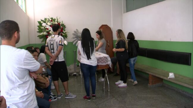Os irmãos do jogador estavam indignados com o fato do suspeito estar no local do crime após às 22h, já que cumpria prisão domiciliar