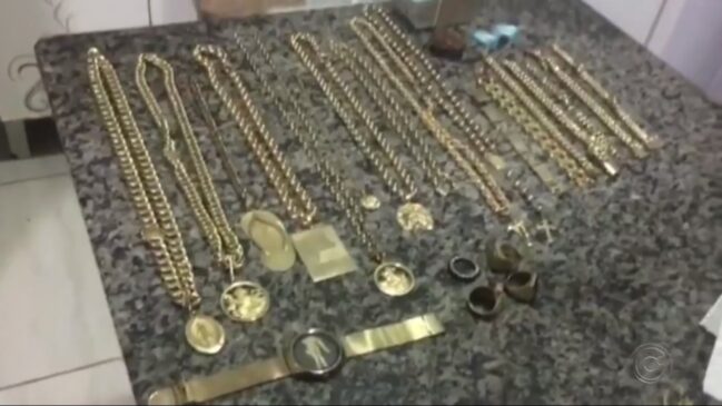 Na casa do sindicalista, em Itatiba, os policiais apreenderam joias, dinheiro e droga