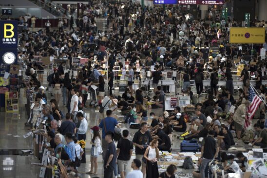 Protestos levam o Aeroporto Internacional de Hong Kong