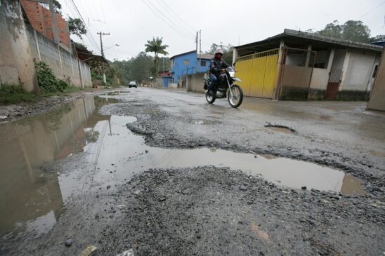 Moradores e motoristas criticam a falta de pavimentação na estrada Kaiko, na Grande São Paulo