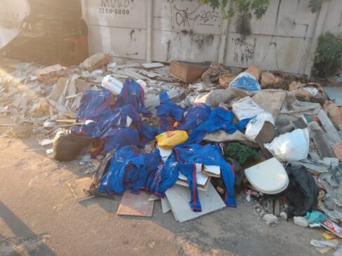 Uniformes escolares com o logo da Prefeitura de Guarulhos foram encontrados com entulho em rua de Arujá, também na Grande SP