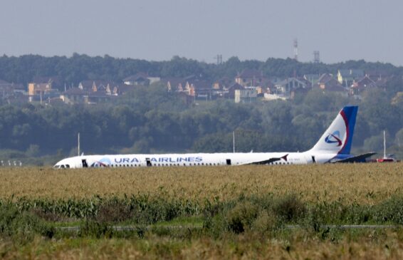 Avião Ural Airlines fez um pouso de emergência em um milharal na região de Moscou