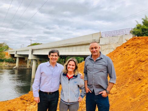 Prefeito de Porto Feliz, Dr. Cássio Prado ao lado da engenheira Nathalia Sgariboldi e do secretário de Obras Públicas, Carlos Aparecido
