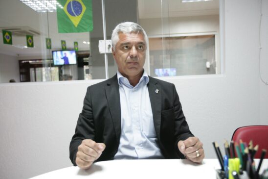 Senador diz que emenda seria prejudical, já que geraria desemprego, enfraquecimento de veículos e diminuição da transparência