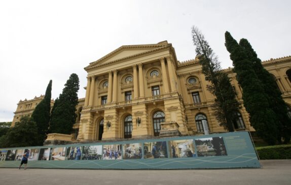 Empresa responsável pela reforma diz que as árvores estão localizadas em áreas que serão alteradas pelas obras no museu