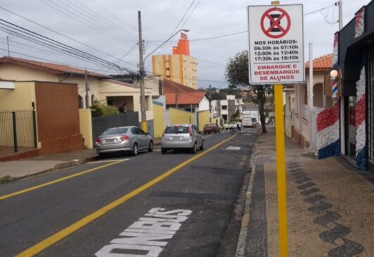 Secretaria de Trânsito de Tietê realizou nova sinalização em vias e regulamentou uma parada de ônibus na escola Plínio, em Tietê