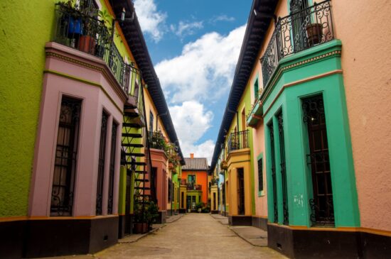 CENTRO HISTÓRICO. O colorido dos prédios históricos chama a atenção no centro de Cartagena. Caminhar pelas ruas é ter a certeza de conhecer um pouco dos vários estilos arquitetônicos da cidade, além, claro, da receptividade dos moradores e do calor caribe