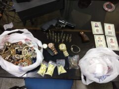 Relógio roubados, munição, cocaína e um tablete de maconha foram encontrados com os suspeitos