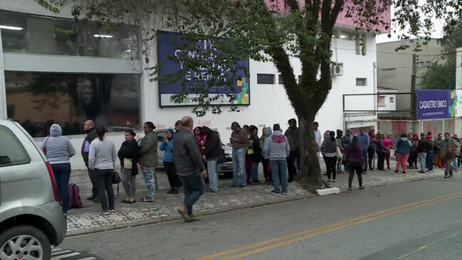 Fila se formou em uma feira de empregos para pessoas com mais de 40 anos, no Centro de São Bernardo do Campo, no ABC