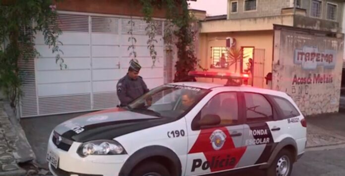 Grupo conseguiu imobilizar o homem antes da chegada dos policiais militares, que detiveram o assaltante na zona norte