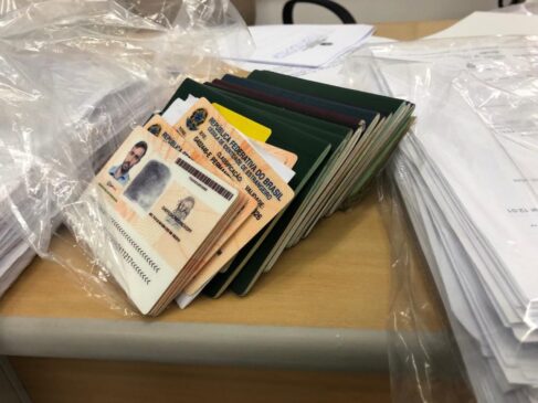 Documentos de terceiros apreendidos em um dos endereços vistoriados pela operação da Polícia Federal em São Paulo