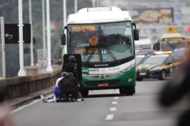 Uma das reféns desmaiou após ser liberada de ônibus sequestrado na Ponte Rio-Niterói, ontem