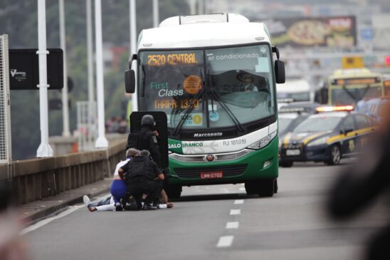 Uma das reféns desmaiou após ser liberada de ônibus sequestrado na Ponte Rio-Niterói, ontem