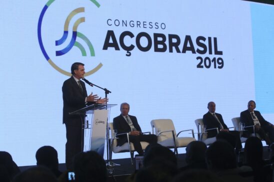 Presidente também acusou alguns governadores da região de serem 'coniventes' com os incêndios