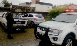 Os policiais receberam a informação que o veículo, uma camionete de cor branca, seria produto de roubo, furto ou clonagem