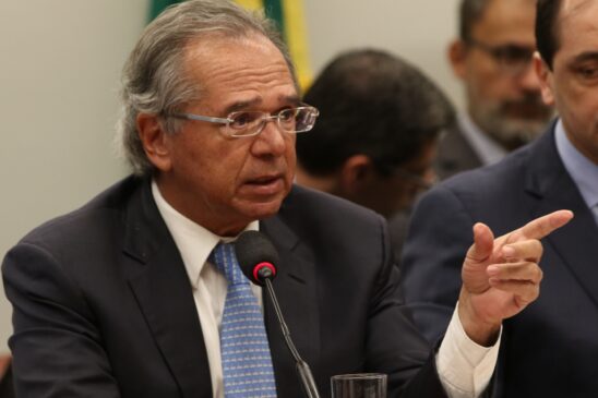 Mesmo contra Bolsonaro e Maia, o ministro da Economia, Paulo Guedes, defende a volta de imposto sobre transações financeiras