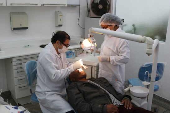 Para o atendimento dos pacientes, o consultório ganhou cadeiras, refletores e aparelhos de ultrassom