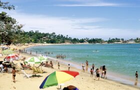 A cidade de Guarapari fica a 50 km de Vitória e tem algumas das praias mais bonitas do litoral capixaba. Elas oferecem águas limpas, calmas, vegetação litorânea e boa infraestrutura turística, com hotéis e restaurantes. Algumas dessas praias têm a chamada