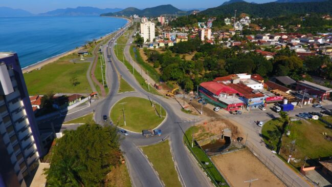 Secretaria aproveitou a manutenção da via para também instalar novas guias e sarjetas no local