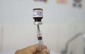 Coordenadora afirmou que têm sido aplicadas 70 mil doses por dia, 3 vezes mais do que antes, e que o estoque não está dando conta