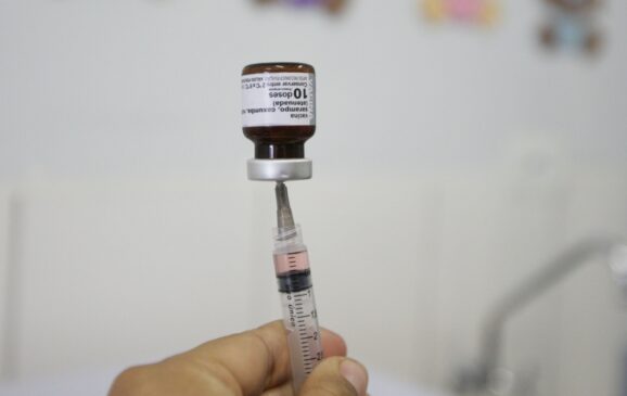 Coordenadora afirmou que têm sido aplicadas 70 mil doses por dia, 3 vezes mais do que antes, e que o estoque não está dando conta