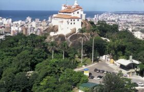 CONVENTO DA PENHA. Construído em 1558 no alto de um penhasco na cidade vizinha de Vila Velha, para chegar até lá a pé é necessário percorrer uma trilha de 1,5 km. Dá para chegar de carro - e a vista que se tem lá de cima impressiona. A entrada no convent