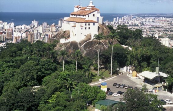 CONVENTO DA PENHA. Construído em 1558 no alto de um penhasco na cidade vizinha de Vila Velha, para chegar até lá a pé é necessário percorrer uma trilha de 1,5 km. Dá para chegar de carro - e a vista que se tem lá de cima impressiona. A entrada no convent