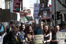 Manifestantes protestaram em frente à embaixada do Brasil em Londres, Inglaterra, na sexta-feira