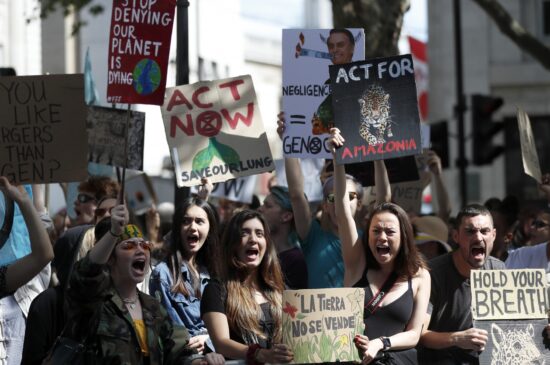 Manifestantes protestaram em frente à embaixada do Brasil em Londres, Inglaterra, na sexta-feira