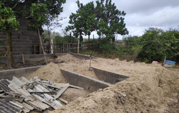Policiais ambientais encontraram as construções ilegais no bairro da Barra do Ribeira, em Iguape